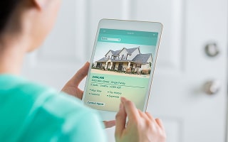 How Should Sellers Price Their Homes to Attract Buyers While Maximizing Value in Minnesota?